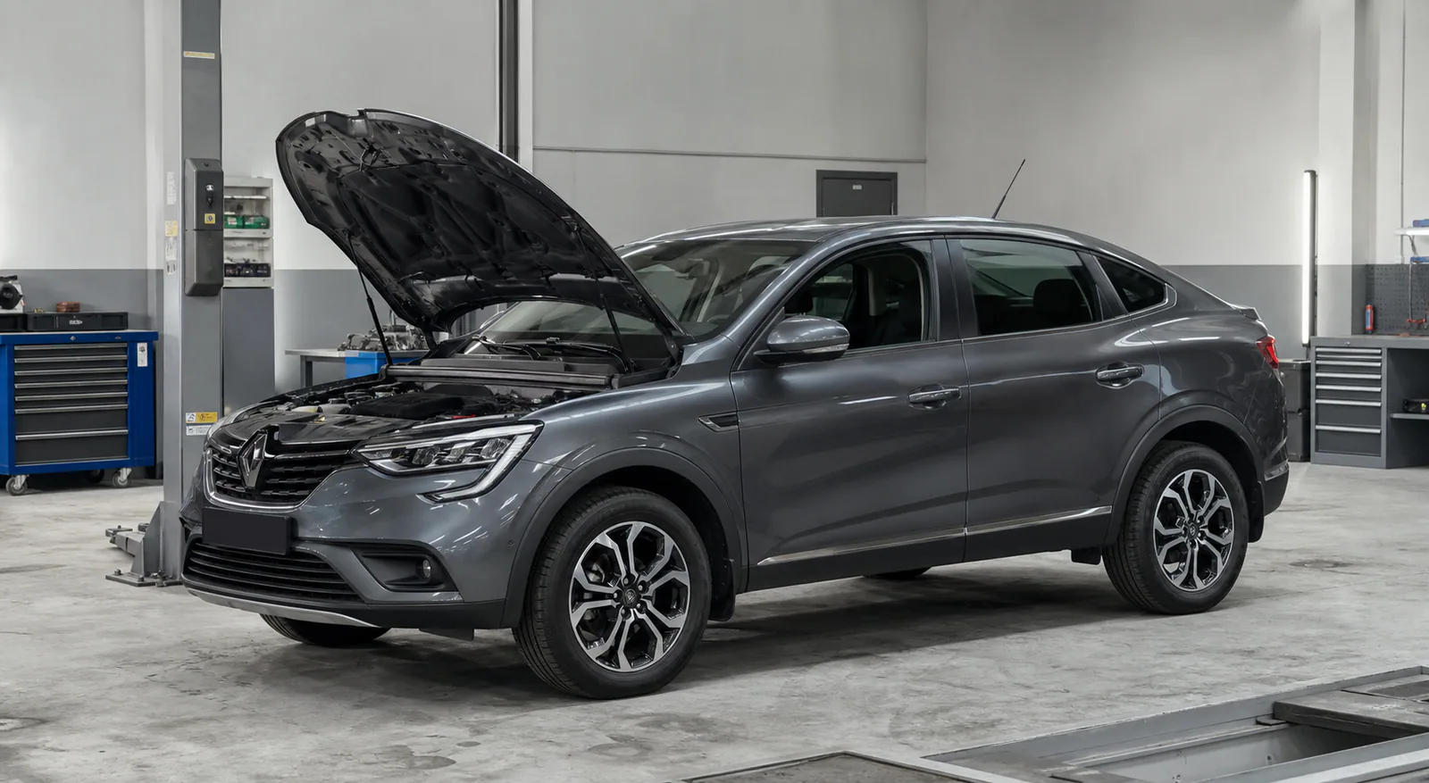 Renault Arkana на осмотре в сервисе